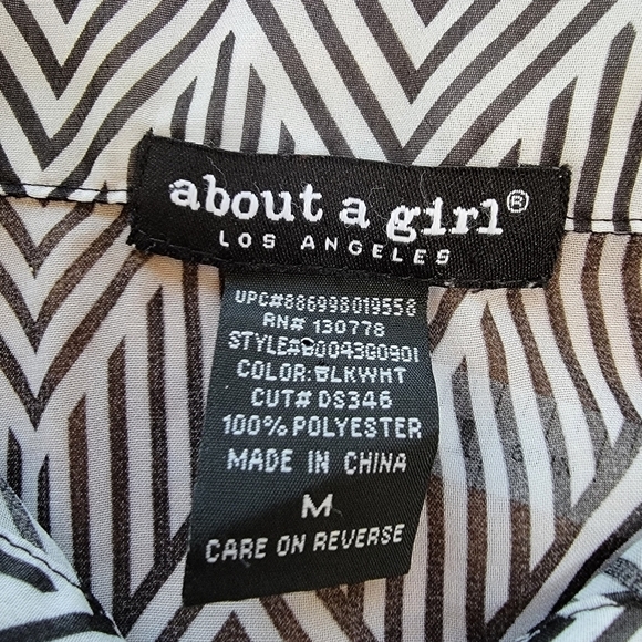 About A Girl B/W Sheer Chevron Button Front Long Sleeve Blouse Size M EUC - Picture 4 of 10